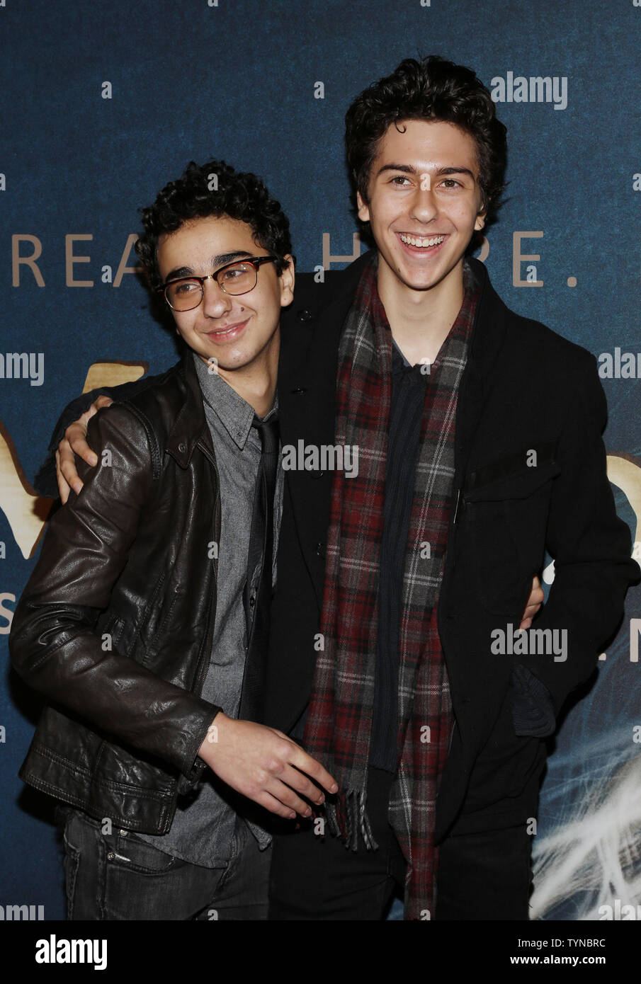 Alex Wolff et Nat Wolff arrivent sur le tapis rouge à la 'Les Misérables' première au Ziegfeld Theatre à New York le 10 décembre 2012. UPI/John Angelillo Banque D'Images