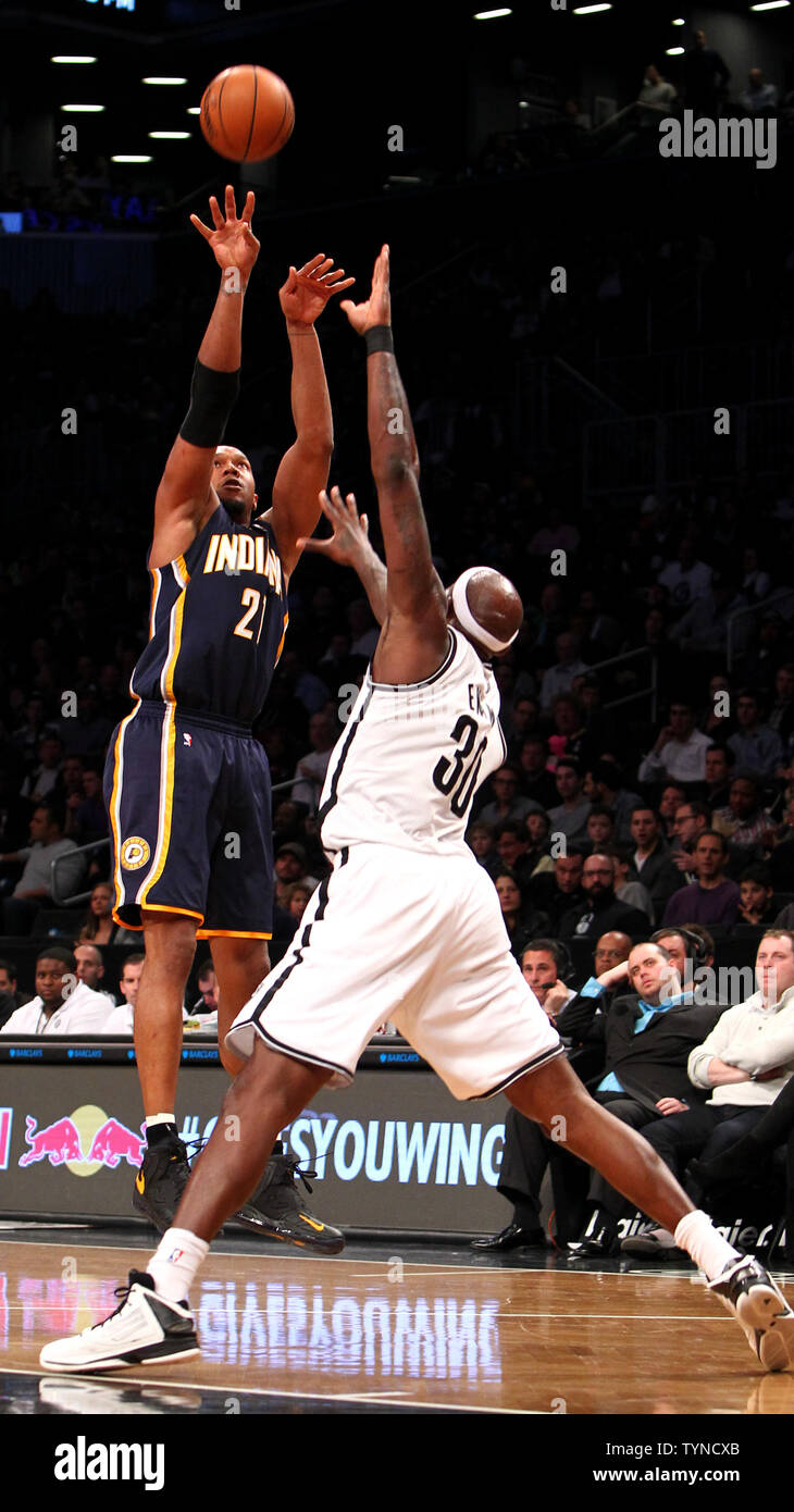 Indiana Pacers en avant David West (21) met en place un tir contre Brooklyn Nets avant Reggie Evans (30) dans le troisième trimestre à la Barclays Center de New York le 13 janvier 2013. Défaite des filets Pacers 97-86. UPI/Nicole Sweet Banque D'Images