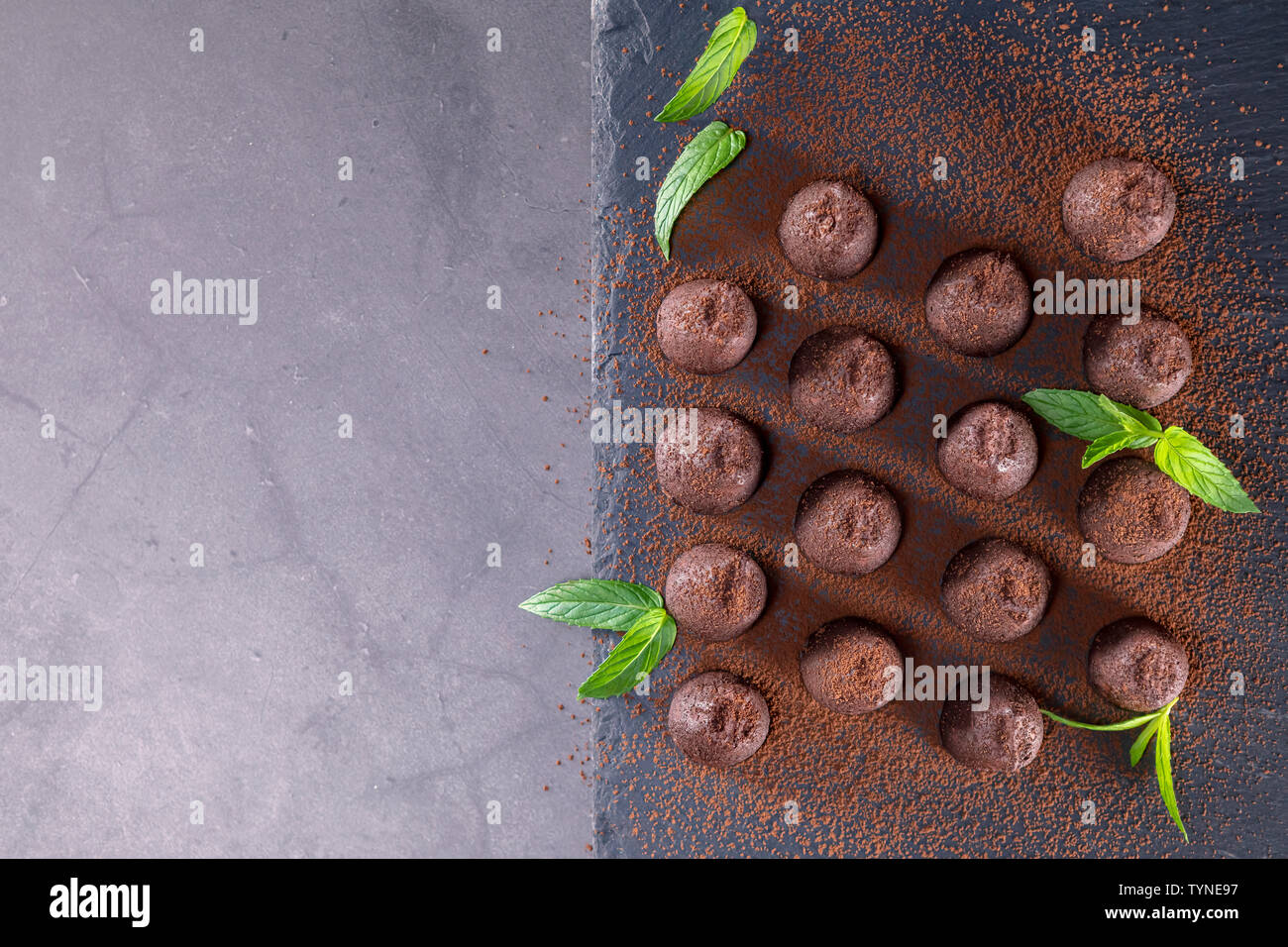 Vue de dessus du délicieux chocolat truffes au cacao en poudre sur ardoise. L'accent sur la truffe. Banque D'Images