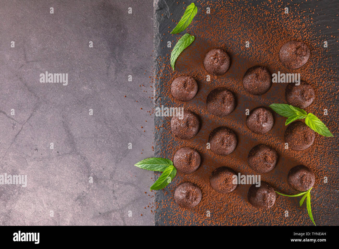 Vue de dessus du délicieux chocolat truffes au cacao en poudre sur ardoise. Banque D'Images