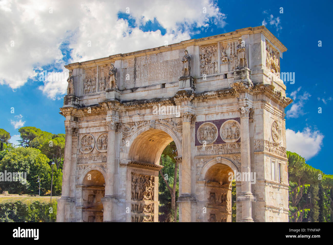 Vue sur l'Arc de Constantin et le Colisée dans le soleil du matin. C'est un arc de triomphe à Rome, situé entre le Colisée et le Palatin Banque D'Images