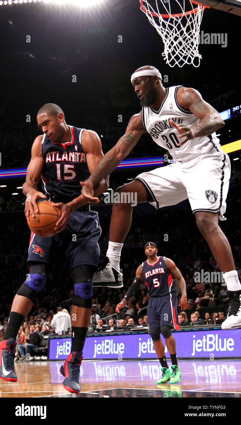 Centre Atlanta Hawks Al Horford (15) obtient le rebond contre Brooklyn Nets avant Reggie Evans (30) dans le troisième trimestre à la Barclays Center de New York le 17 mars 2013. Les Hawks a défait les filets 105-93. UPI/Nicole Sweet Banque D'Images