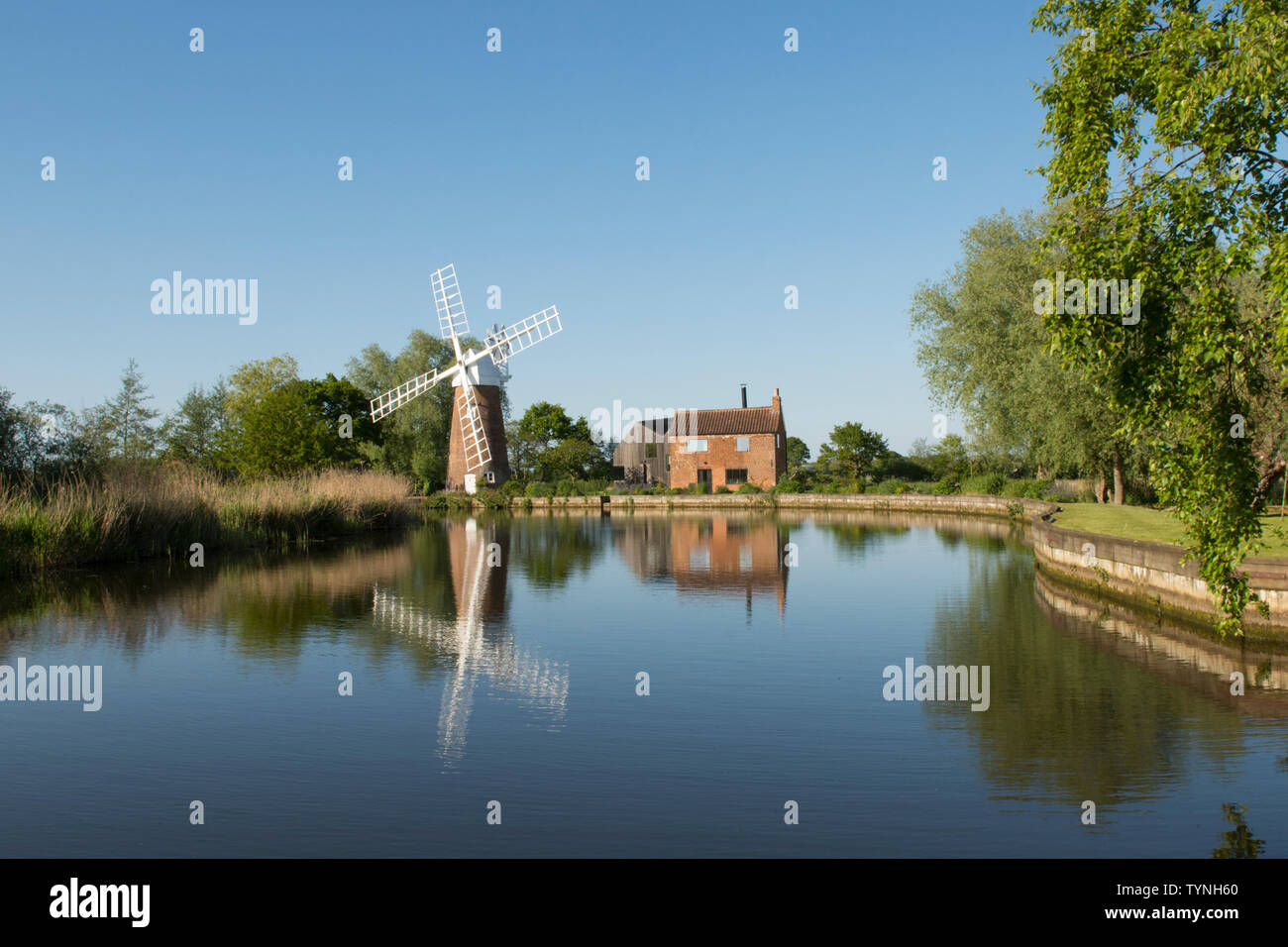 Hunsett Moulin de drainage, moulin de voiles, reflet dans la rivière Ant, ciel bleu, paysage, les Norfolk Broads, UK. Peut Banque D'Images