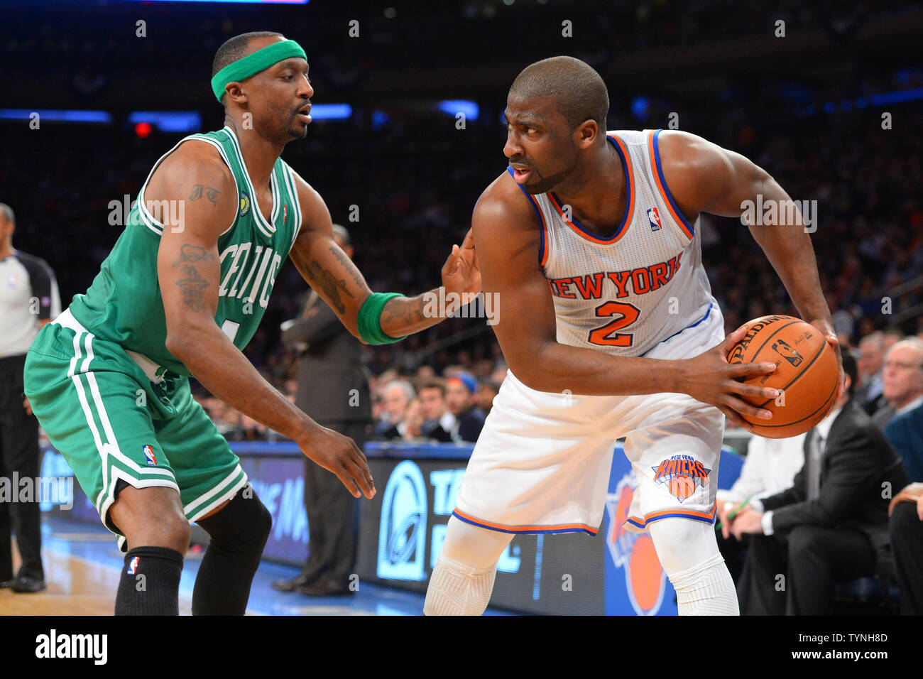 New York Knicks point guard Raymond Felton (2) cherche à mettre en place un jouer contre Boston Celtics shooting guard Jason Terry (4) au troisième trimestre de deux jeu du premier tour de la Conférence de l'Est de la NBA Playoffs au Madison Square Garden de New York le 23 avril 2013. Les Knicks battu les Celtics 87-71 pour mener la série 2-0. UPI/Riche Kane Banque D'Images New York Knicks point guard Raymond Felton (2) cherche à mettre en place un jouer contre Boston Celtics shooting guard Jason Terry (4) au troisième trimestre de deux jeu du premier tour de la Conférence de l'Est de la NBA Playoffs au Madison Square Garden de New York le 23 avril 2013. Les Knicks battu les Celtics 87-71 pour mener la série 2-0. UPI/Riche Kane Banque D'Images