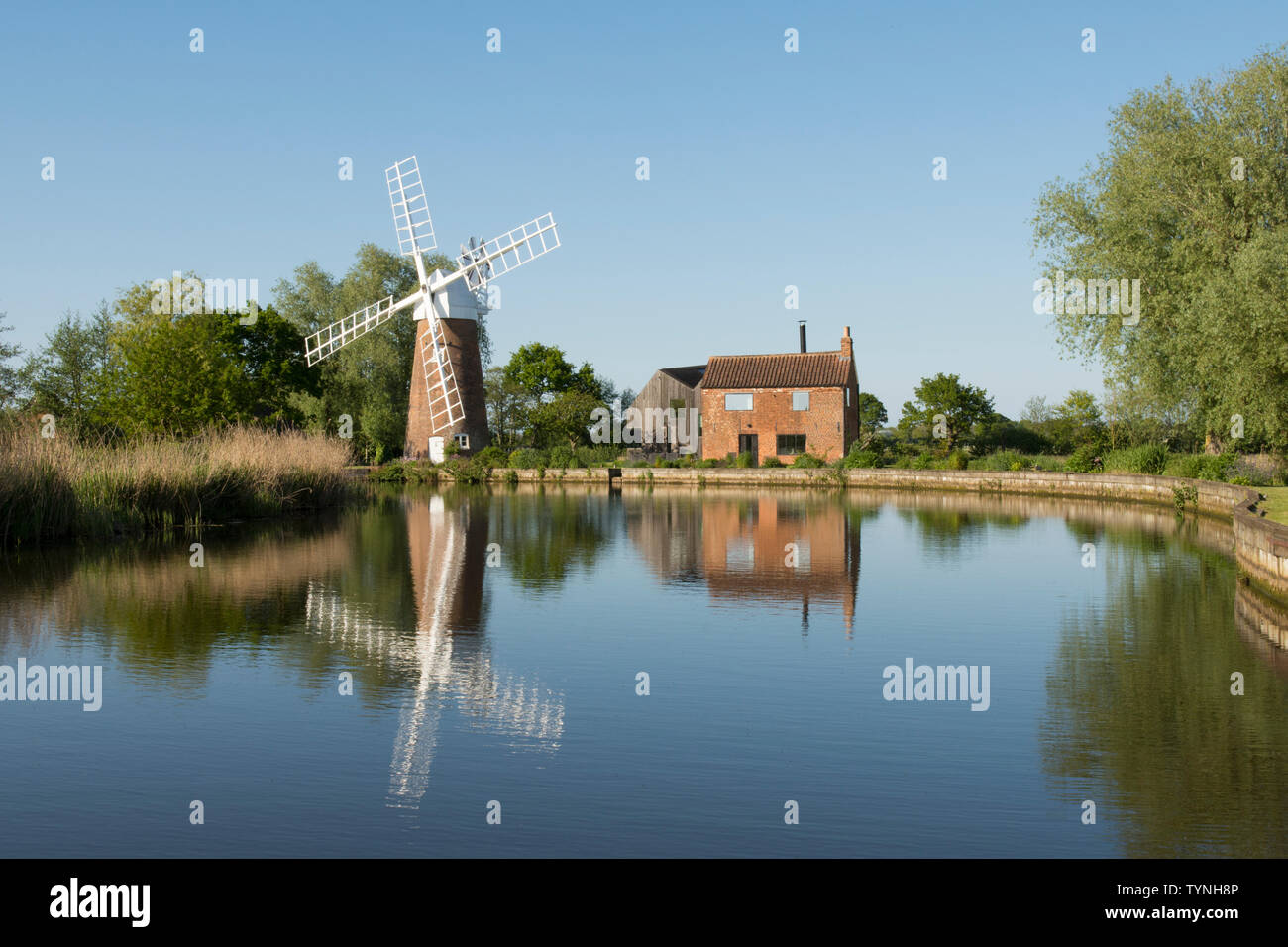 Hunsett Moulin de drainage, moulin de voiles, reflet dans la rivière Ant, ciel bleu, paysage, les Norfolk Broads, UK. Peut Banque D'Images