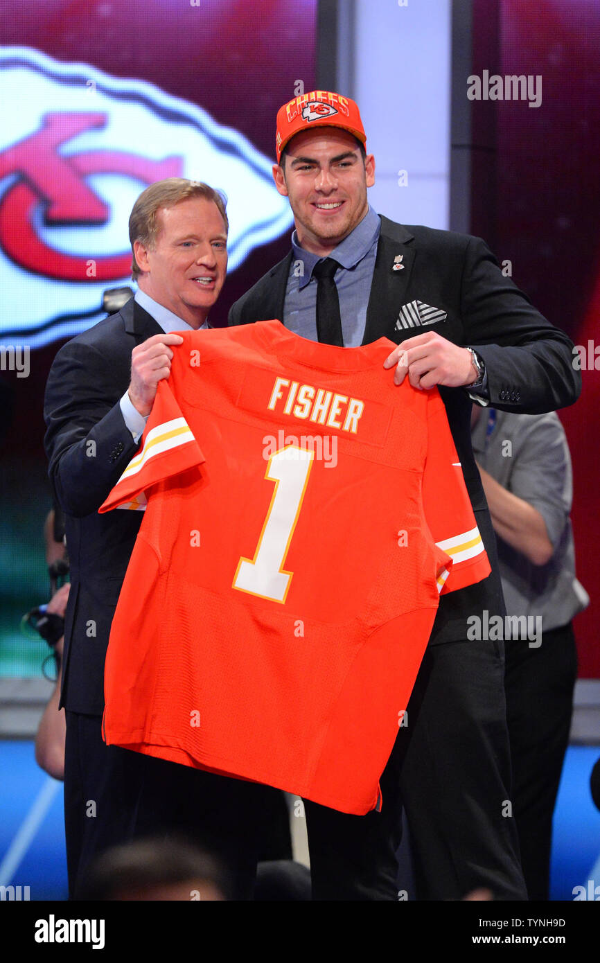 Eric Fisher, s'attaquer à l'offensive de la Central Michigan, nous tend un Chiefs Jersey et se trouve à côté de la commissaire de la NFL Roger Goodell après le Kansas City Chiefs sélectionnez lui le # 1 rang de la NFL de 2013 au Radio City Music Hall de New York le 25 avril 2013. UPI /riche Kane Banque D'Images Eric Fisher, s'attaquer à l'offensive de la Central Michigan, nous tend un Chiefs Jersey et se trouve à côté de la commissaire de la NFL Roger Goodell après le Kansas City Chiefs sélectionnez lui le # 1 rang de la NFL de 2013 au Radio City Music Hall de New York le 25 avril 2013. UPI /riche Kane Banque D'Images
