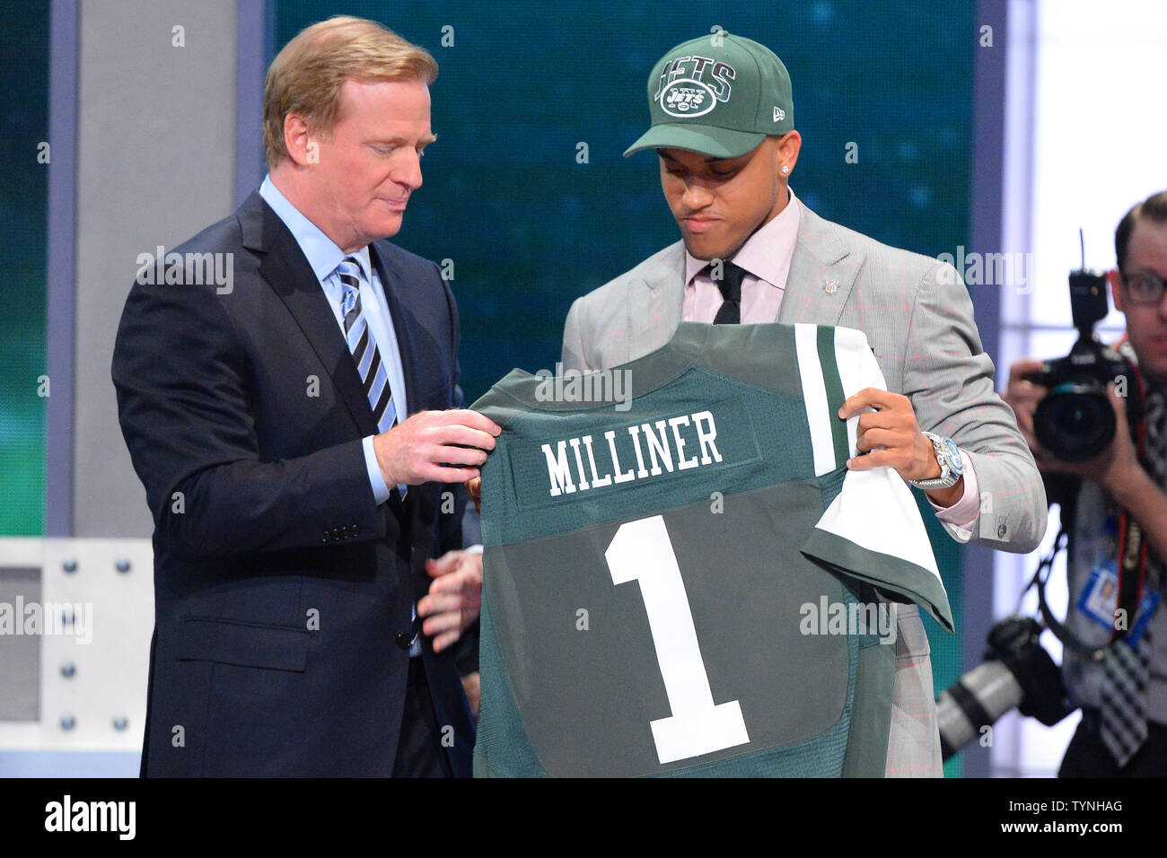 Dee, modiste de l'Alabama, évoluait nous tend un Jersey Jets et se trouve à côté de la commissaire de la NFL Roger Goodell après la Nouvelle York Jets sélectionnez lui le # 9 rang de la NFL de 2013 au Radio City Music Hall de New York le 25 avril 2013. UPI /riche Kane Banque D'Images Dee, modiste de l'Alabama, évoluait nous tend un Jersey Jets et se trouve à côté de la commissaire de la NFL Roger Goodell après la Nouvelle York Jets sélectionnez lui le # 9 rang de la NFL de 2013 au Radio City Music Hall de New York le 25 avril 2013. UPI /riche Kane Banque D'Images