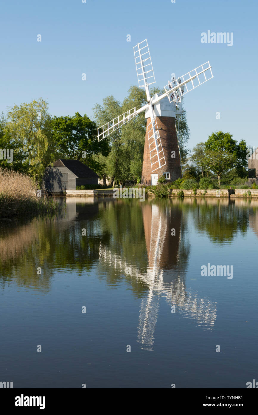 Hunsett Moulin de drainage, moulin de voiles, reflet dans la rivière Ant, ciel bleu, paysage, les Norfolk Broads, UK. Peut Banque D'Images