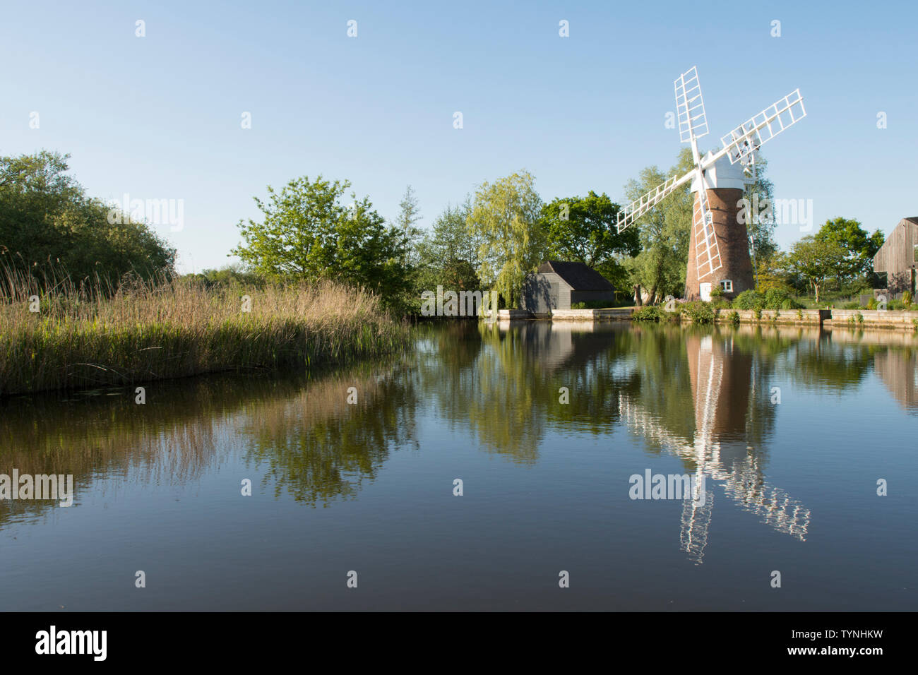 Hunsett Moulin de drainage, moulin de voiles, reflet dans la rivière Ant, ciel bleu, paysage, les Norfolk Broads, UK. Peut Banque D'Images