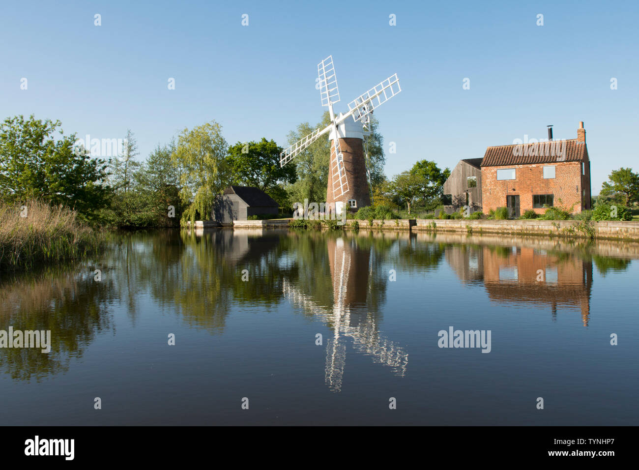 Hunsett Moulin de drainage, moulin de voiles, reflet dans la rivière Ant, ciel bleu, paysage, les Norfolk Broads, UK. Peut Banque D'Images