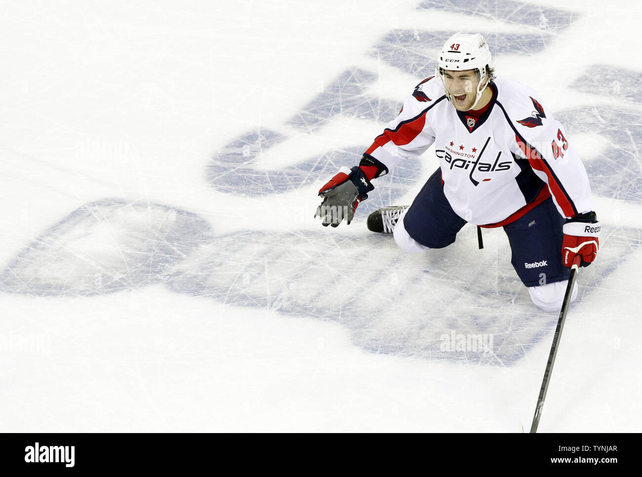Les Capitals de Washington Tom Wilson réagit en essayant de patiner de de la glace avec une blessure au cours de la première période contre les Rangers de New York dans le jeu 6 de la finale de conférence de l'Est au Madison Square Garden de New York le 12 mai 2013. Les Rangers ont battu les capitales 1-0 et attaché le meilleur des sept séries à 3-3. UPI/John Angelillo Banque D'Images