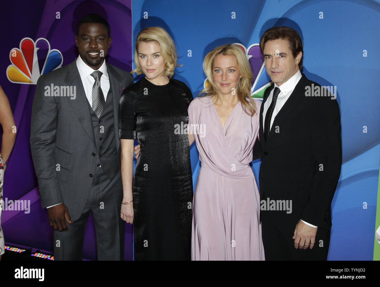 Rachael Taylor Lance, brut, Gillian Anderson et Dermot Mulroney arrivent sur le tapis rouge à la NBC 2013 Présentation Upfront au Radio City Music Hall de New York le 13 mai 2013. UPI/John Angelillo Banque D'Images