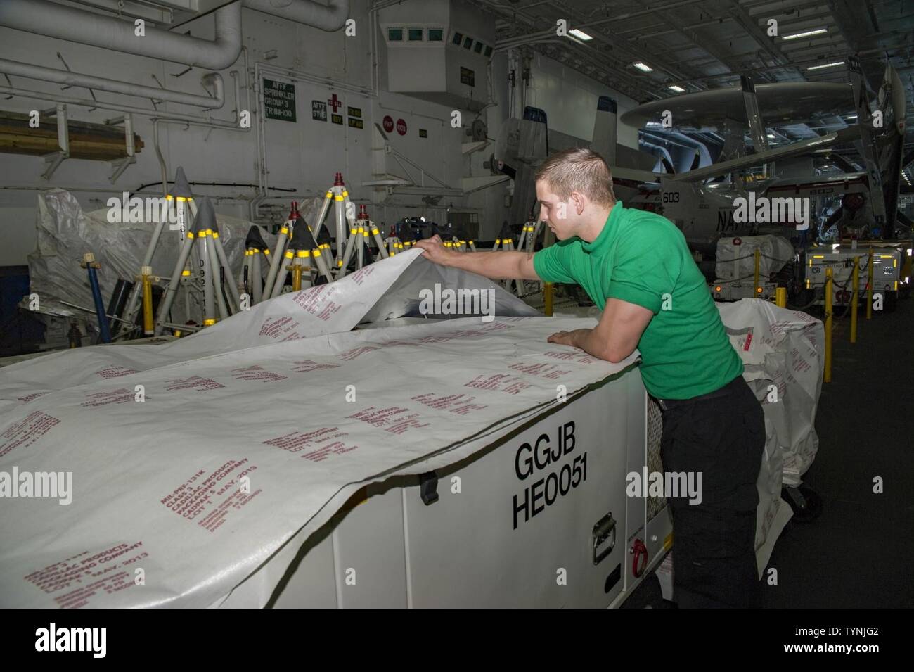 Golfe (nov. 18, 2016) Seaman Kyle Fowler, de Philadelphie, met sur papier la préservation de l'unité hydraulique électrique dans la zone du porte-avions USS Dwight D. Eisenhower (CVN 69) (Ike). Fowler sert à bord d'Ike technicien d'équipement de soutien à l'aviation. Ike et son Groupe aéronaval sont déployés à l'appui de l'opération inhérents à résoudre, les opérations de sécurité maritime et les efforts de coopération en matière de sécurité dans le théâtre dans la 5e flotte américaine zone d'opérations. Banque D'Images