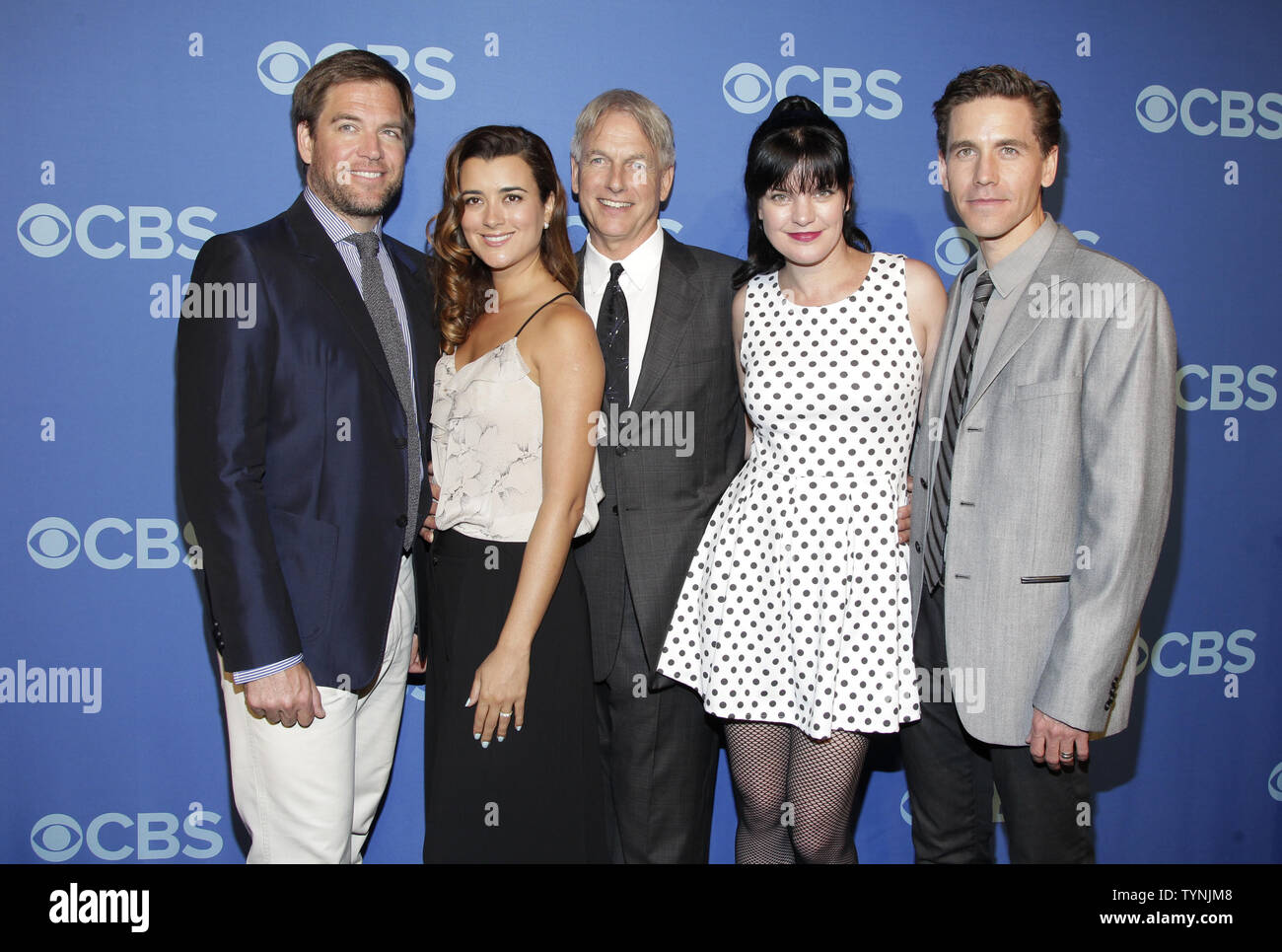 Michael Weatherly, Cote de Pablo, Mark Harmon, Pauley Perrette et Brian Dietzen arrivent sur le tapis rouge à la CBS 2013 Présentation Upfront au Lincoln Center de New York le 15 mai 2013. UPI/John Angelillo Banque D'Images