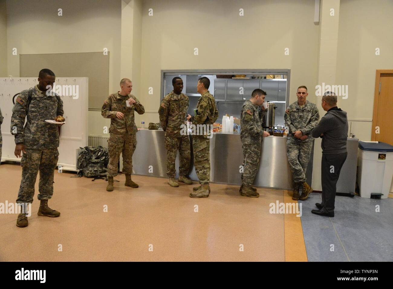 Les soldats du 39e Bataillon du signal partager le petit-déjeuner, à la Chapelle sur forme Belgique, après avoir participé à un ruck pour la reconnaissance, un 3-mile road mars sur la forme, le 18 novembre 2016. Les collaborateurs dans leur ruck plus de 70 livres d'aliments en conserve et des aliments non périssables ils fait don afin d'aider un organisme de bienfaisance local orphelinat. Banque D'Images