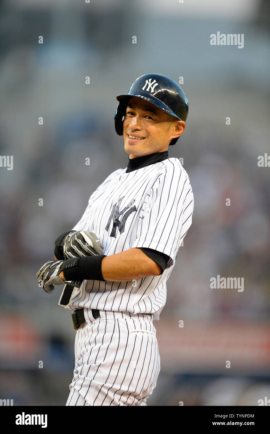 New York Yankees Ichiro Suzuki réagit après il frappe un simple en première manche contre les Blue Jays de Toronto au Yankee Stadium de New York le 21 août 2013. Avec le hit Ichiro atteint 4000 hits carrière et rejoint Pete Rose et Ty Cobb en tant que seul les Joueurs MLB pour atteindre le jalon. Ichiro recueillis 1 278 hits dans la ligue professionnelle de baseball au Japon avant de passer à la Ligue Majeure de Baseball aux États-Unis. UPI/Riche Kane Banque D'Images New York Yankees Ichiro Suzuki réagit après il frappe un simple en première manche contre les Blue Jays de Toronto au Yankee Stadium de New York le 21 août 2013. Avec le hit Ichiro atteint 4000 hits carrière et rejoint Pete Rose et Ty Cobb en tant que seul les Joueurs MLB pour atteindre le jalon. Ichiro recueillis 1 278 hits dans la ligue professionnelle de baseball au Japon avant de passer à la Ligue Majeure de Baseball aux États-Unis. UPI/Riche Kane Banque D'Images