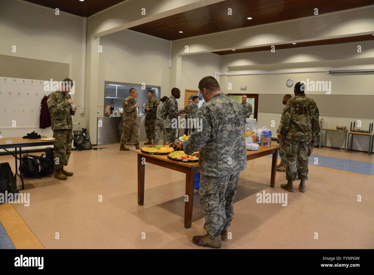 Les soldats du 39e Bataillon du signal partager le petit-déjeuner, à la Chapelle sur forme Belgique, après avoir participé à un ruck pour la reconnaissance, un 3-mile road mars sur la forme, le 18 novembre 2016. Les collaborateurs dans leur ruck plus de 70 livres d'aliments en conserve et des aliments non périssables ils fait don afin d'aider un organisme de bienfaisance local orphelinat. Banque D'Images