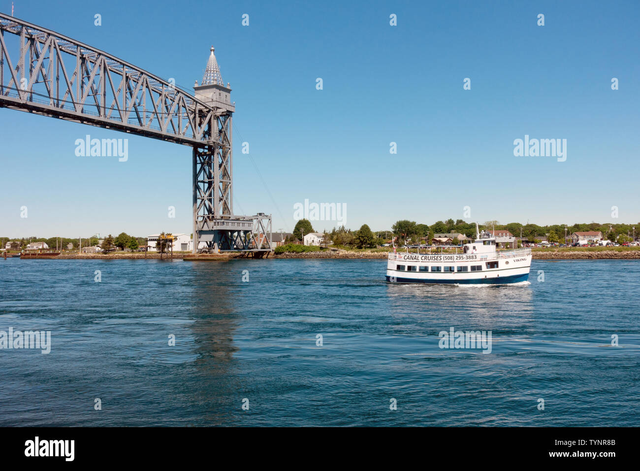 Cape Cod Canal Cruises croisières tourboat sous l'ascenseur vertical Bourne pont de chemin de fer sur une journée ensoleillée avec un ciel bleu profond Banque D'Images