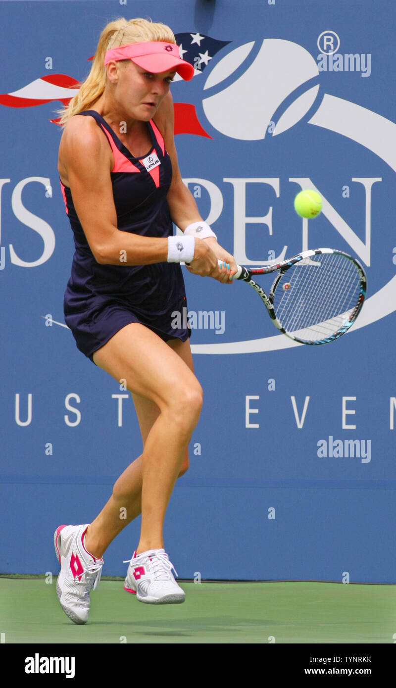 Agnieszka Radwanska de Pologne renvoie la balle à Anastasia Pavlyuchenkova de la Russie dans la première série au cours de troisième cycle de l'action au U.S. Open Championship tenue à l'USTA Billie Jean King National Tennis Center le 30 août 2013 à New York. Photo UPI/Monika Graff Banque D'Images