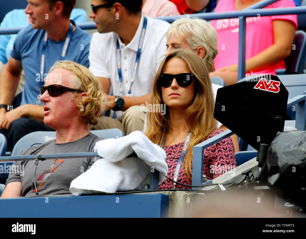 Kim Sears observe alors que petit ami Andy Murray de Grande-bretagne prend sur Florian Mayer de l'Allemagne durant le troisième tour à l'US Open Championship tenue à l'USTA Billie Jean King National Tennis Center le 1 septembre 2013 à New York. Photo UPI/Monika Graff Banque D'Images