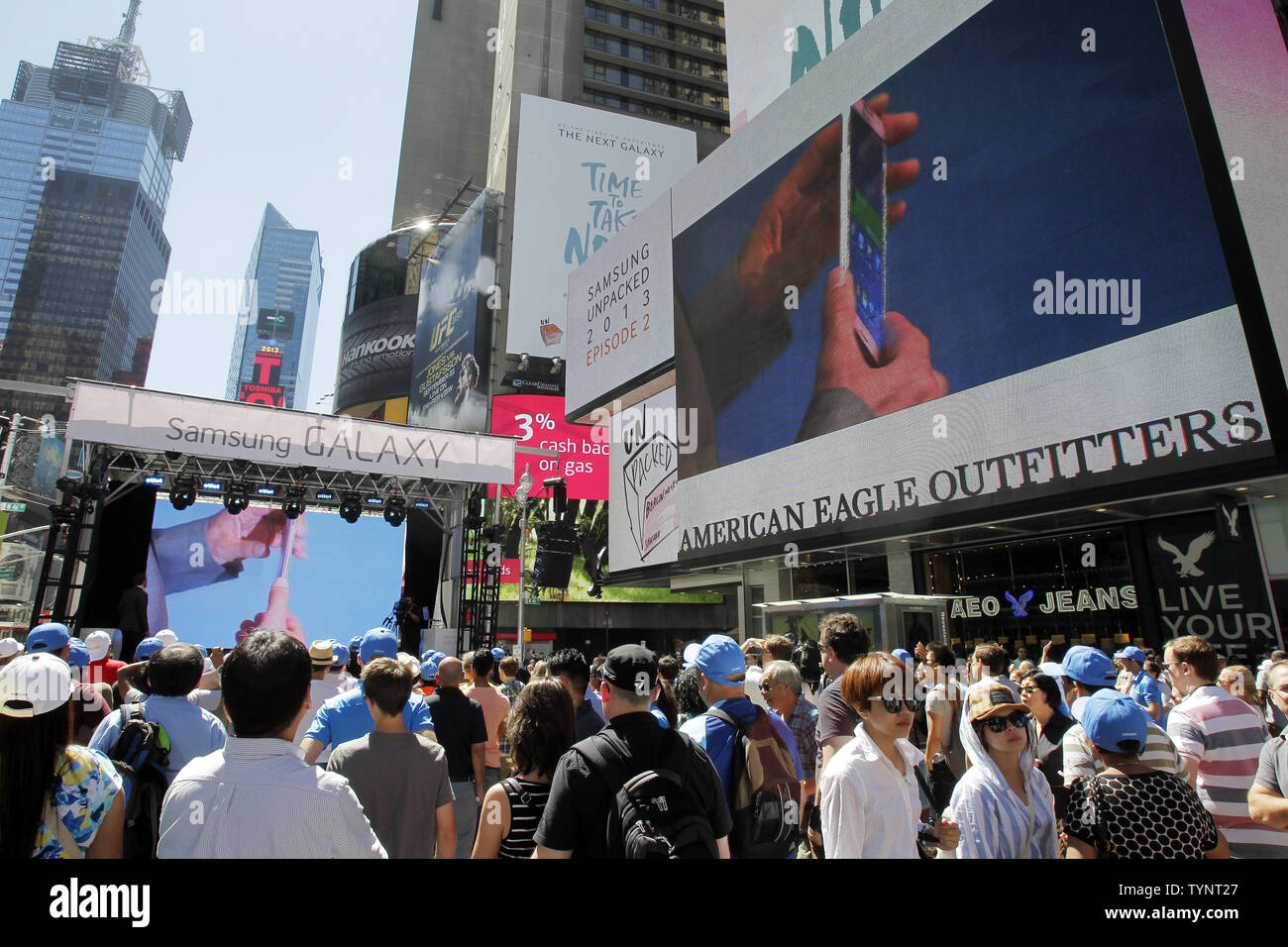 Les gens se rassemblent Times Square quand Samsung d voile la