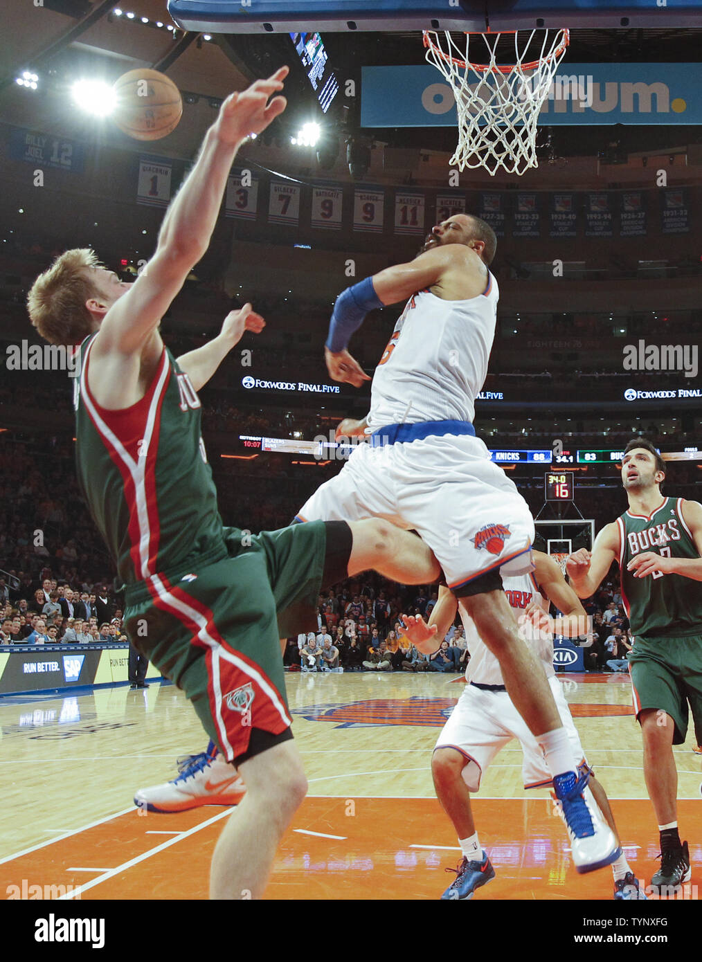 Centre New York Knicks Tyson Chandler (R) claque loin un tir de Milwaukee Bucks guard Nate Wolters (6) au quatrième trimestre au Madison Square Garden de New York le 30 octobre 2013. UPI/Ray Stubblebine Banque D'Images