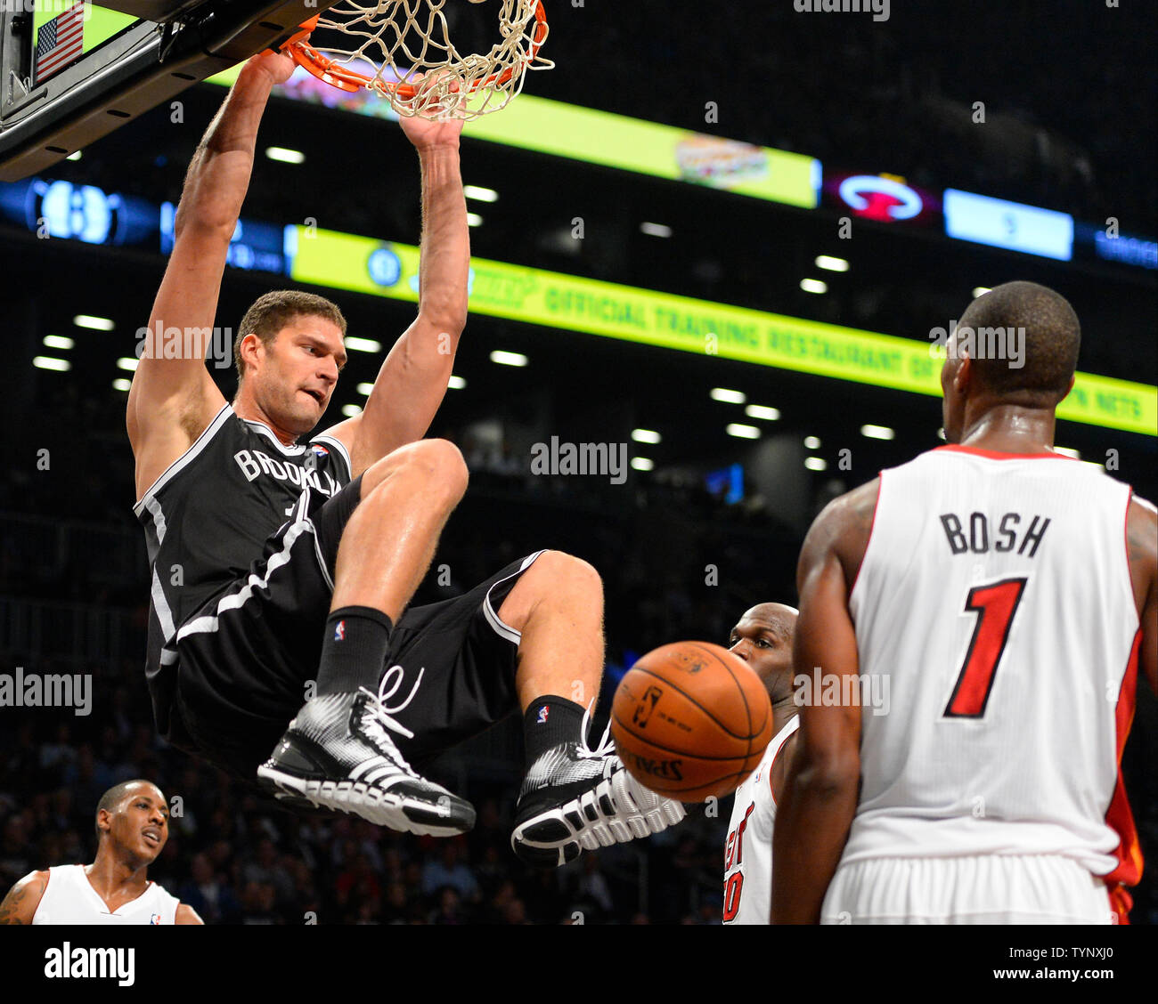 Filets de Brooklyn center Brook Lopez (11) dunks over Miami Heat center Chris Bosh (1) au cours du quatrième trimestre au Barclays Center à New York le 1 novembre 2013. UPI/Riche Kane Banque D'Images Filets de Brooklyn center Brook Lopez (11) dunks over Miami Heat center Chris Bosh (1) au cours du quatrième trimestre au Barclays Center à New York le 1 novembre 2013. UPI/Riche Kane Banque D'Images