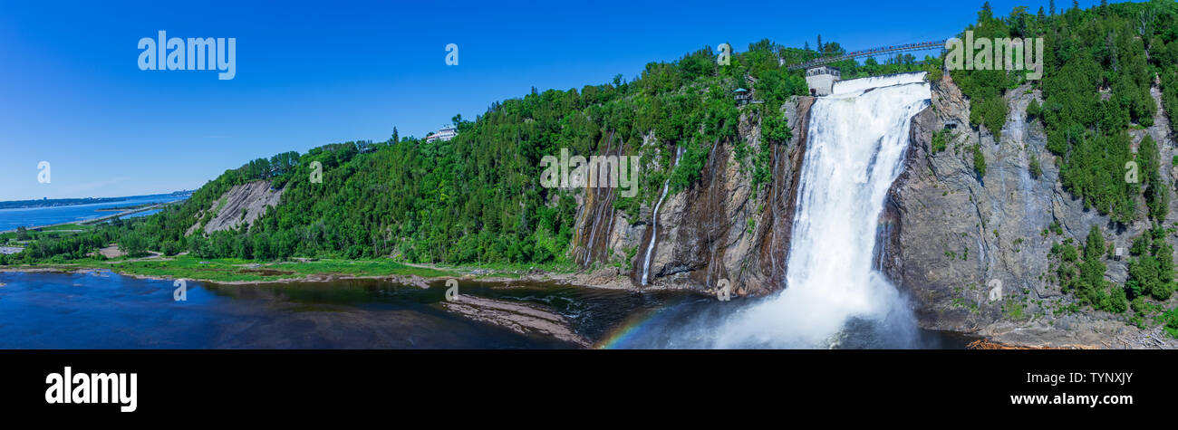 Belles Chutes Montmorency avec rainbow et ciel bleu. Vision de l'automne situé près de la ville de Québec, au Canada, en Amérique du Nord. Suspension des piétons. Banque D'Images