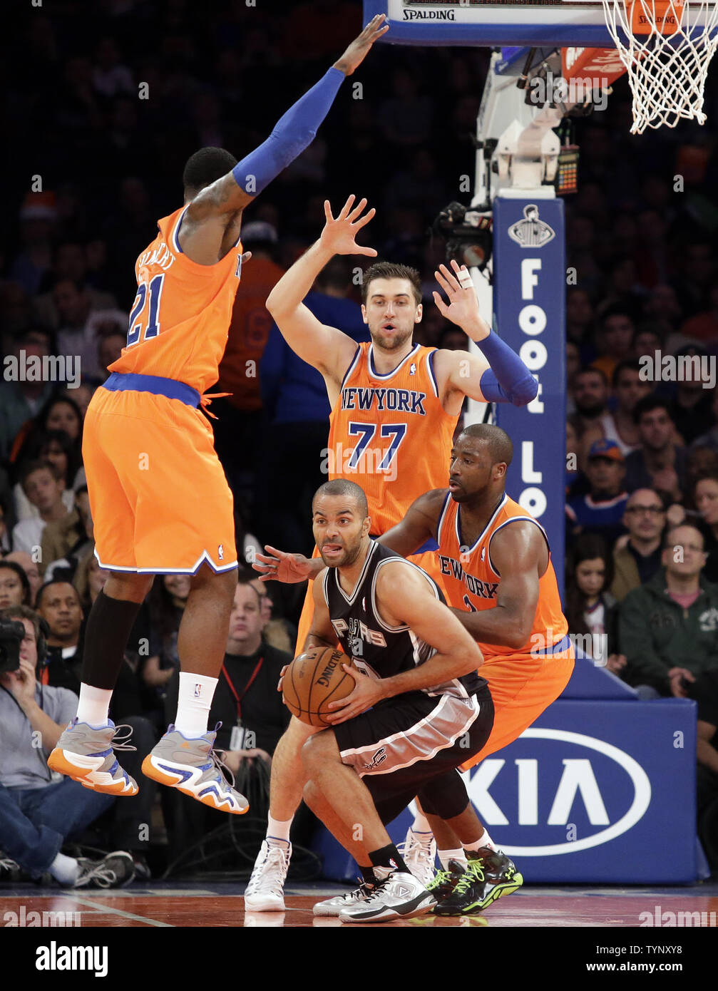 New York Knicks Metta mot paix Andrea Bargnani et Raymond Felton entourent San Antonio Spurs Tony Parker dans la première moitié au Madison Square Garden de New York le 10 novembre 2013. UPI/John Angelillo Banque D'Images