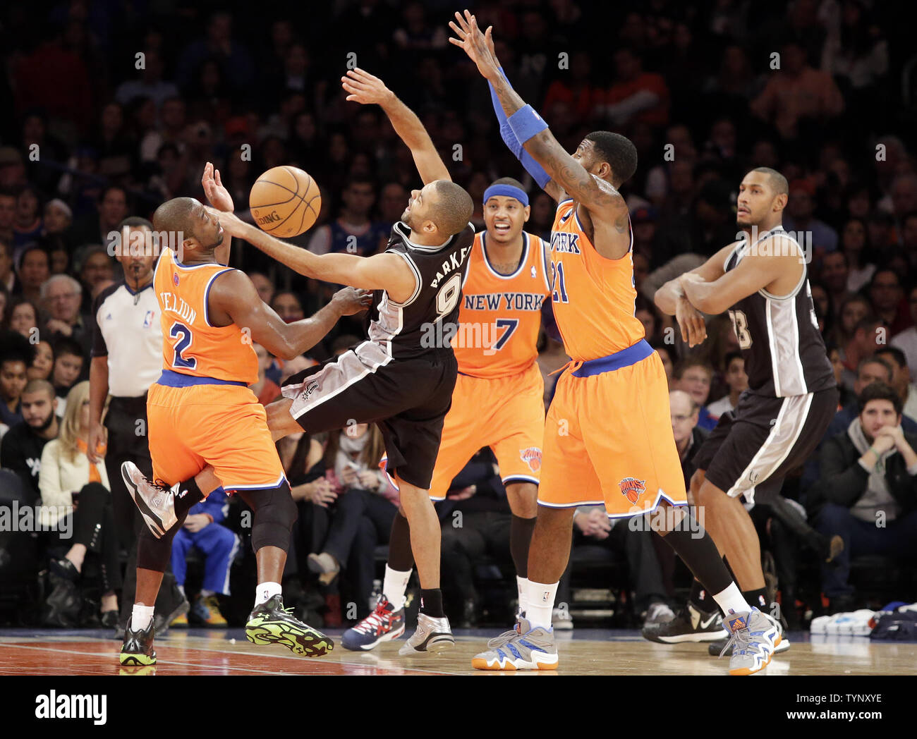 New York Knicks Raymond Felton, Carmelo Anthony et Iman Shumpert entourent San Antonio Spurs Tony Parker dans la première moitié au Madison Square Garden de New York le 10 novembre 2013. UPI/John Angelillo Banque D'Images