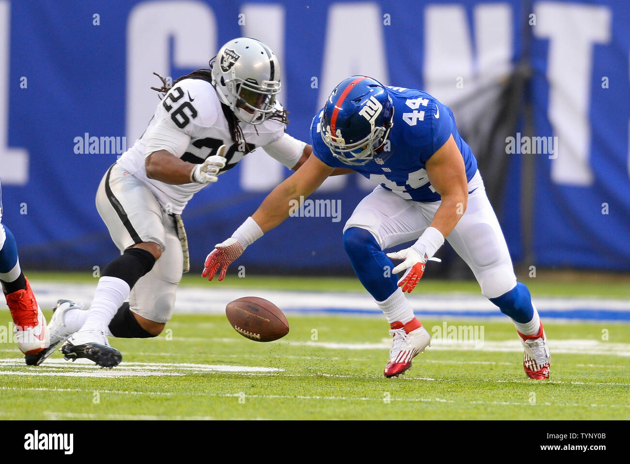 New York Giants running back Peyton Hillis (44) se bat pour la balle après un tâtonner avec Oakland Raiders Oussama sécurité gratuit jeunes (26) dans le premier trimestre au cours de la semaine 10 de la saison NFL à MetLife Stadium à East Rutherford, New Jersey le 10 novembre 2013. UPI/Riche Kane Banque D'Images New York Giants running back Peyton Hillis (44) se bat pour la balle après un tâtonner avec Oakland Raiders Oussama sécurité gratuit jeunes (26) dans le premier trimestre au cours de la semaine 10 de la saison NFL à MetLife Stadium à East Rutherford, New Jersey le 10 novembre 2013. UPI/Riche Kane Banque D'Images