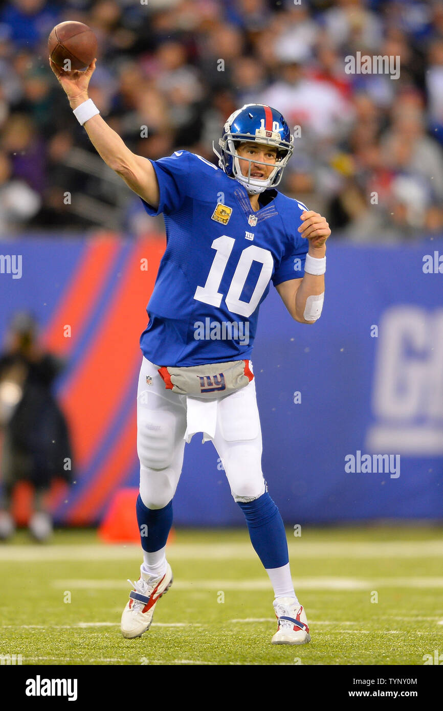 New York Giants quarterback Eli Manning (10) lance une passe au deuxième trimestre contre les Raiders d'Oakland au cours de la semaine 10 de la saison NFL à MetLife Stadium à East Rutherford, New Jersey le 10 novembre 2013. UPI/Riche Kane Banque D'Images New York Giants quarterback Eli Manning (10) lance une passe au deuxième trimestre contre les Raiders d'Oakland au cours de la semaine 10 de la saison NFL à MetLife Stadium à East Rutherford, New Jersey le 10 novembre 2013. UPI/Riche Kane Banque D'Images