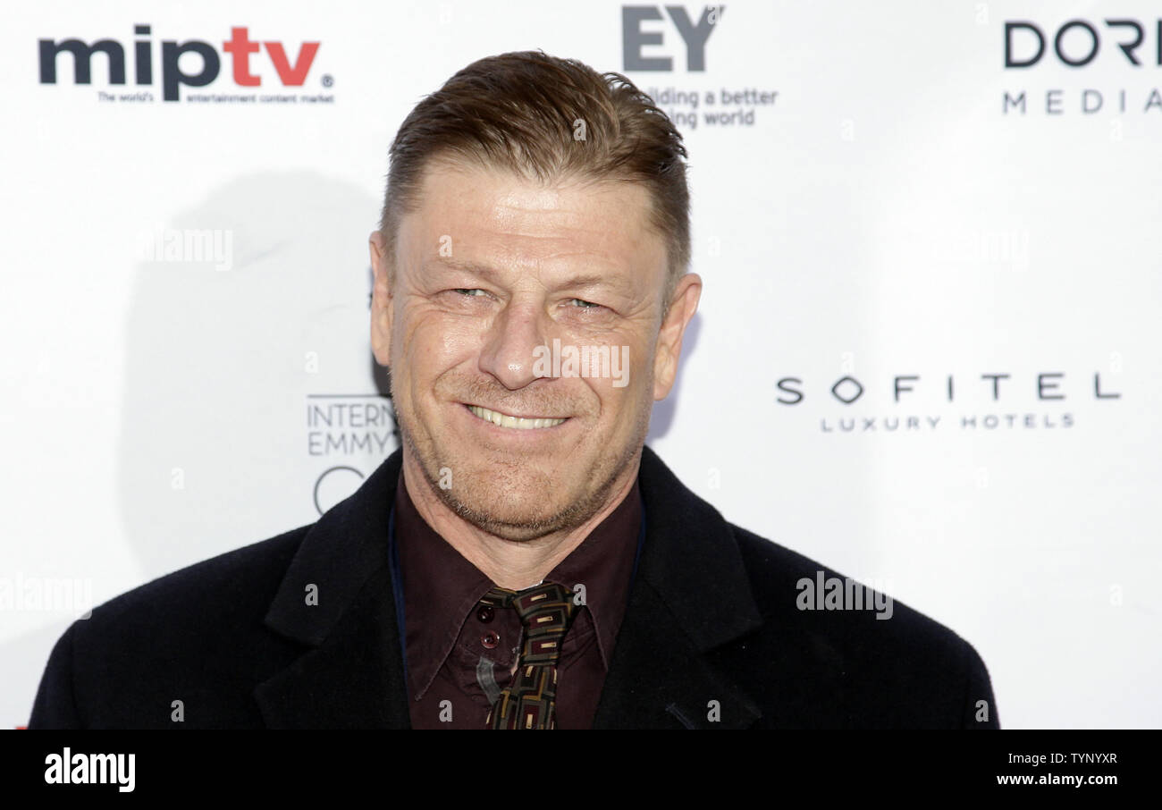 Sean Bean arrive sur le tapis rouge à la 41ème International Emmy Awards à New York le 25 novembre 2013. UPI/John Angelillo Banque D'Images