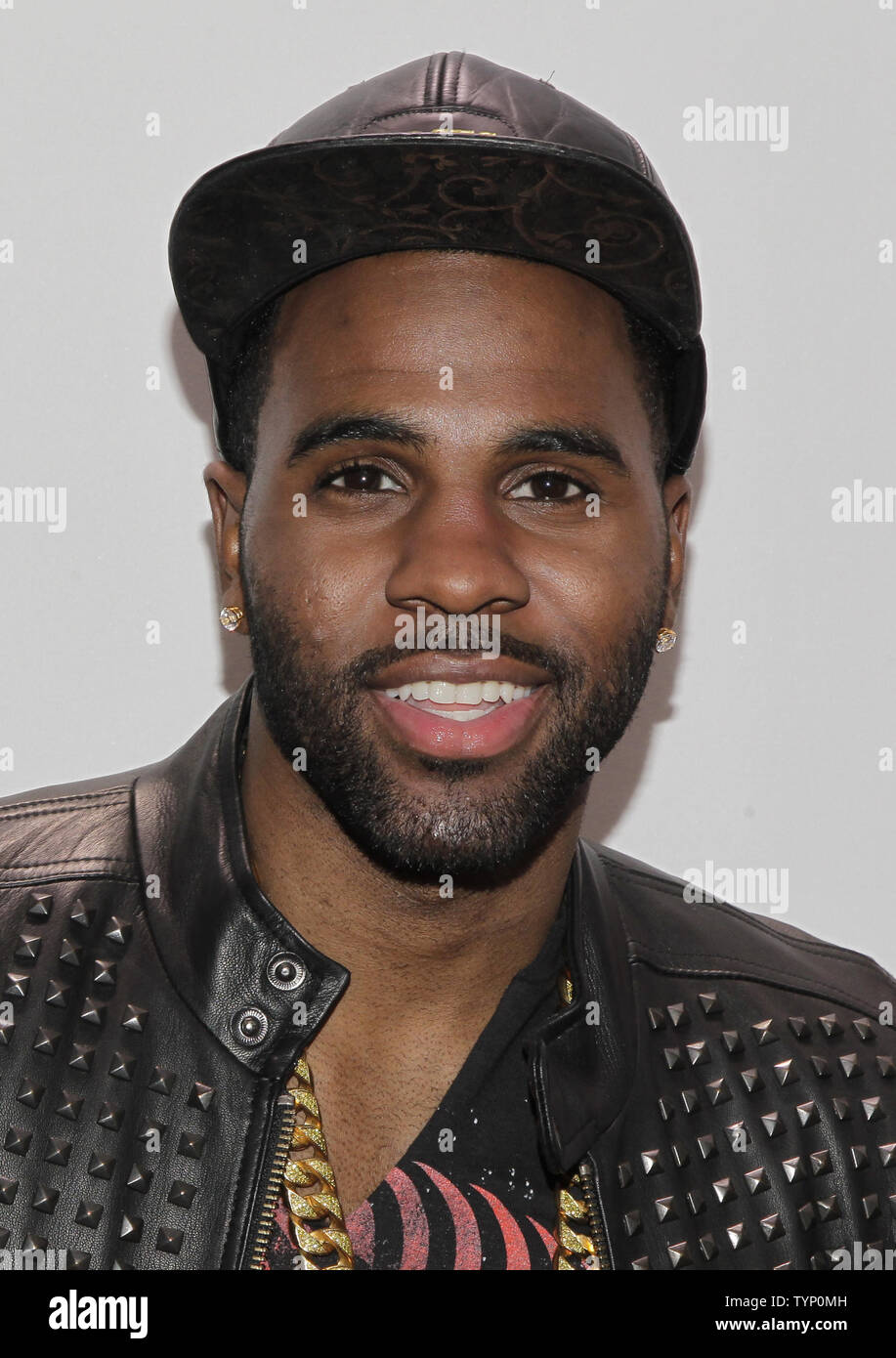 Jason Derulo arrive sur le tapis rouge à Z100's Jingle Ball au Madison Square Garden de New York le 13 décembre 2013. UPI/John Angelillo Banque D'Images