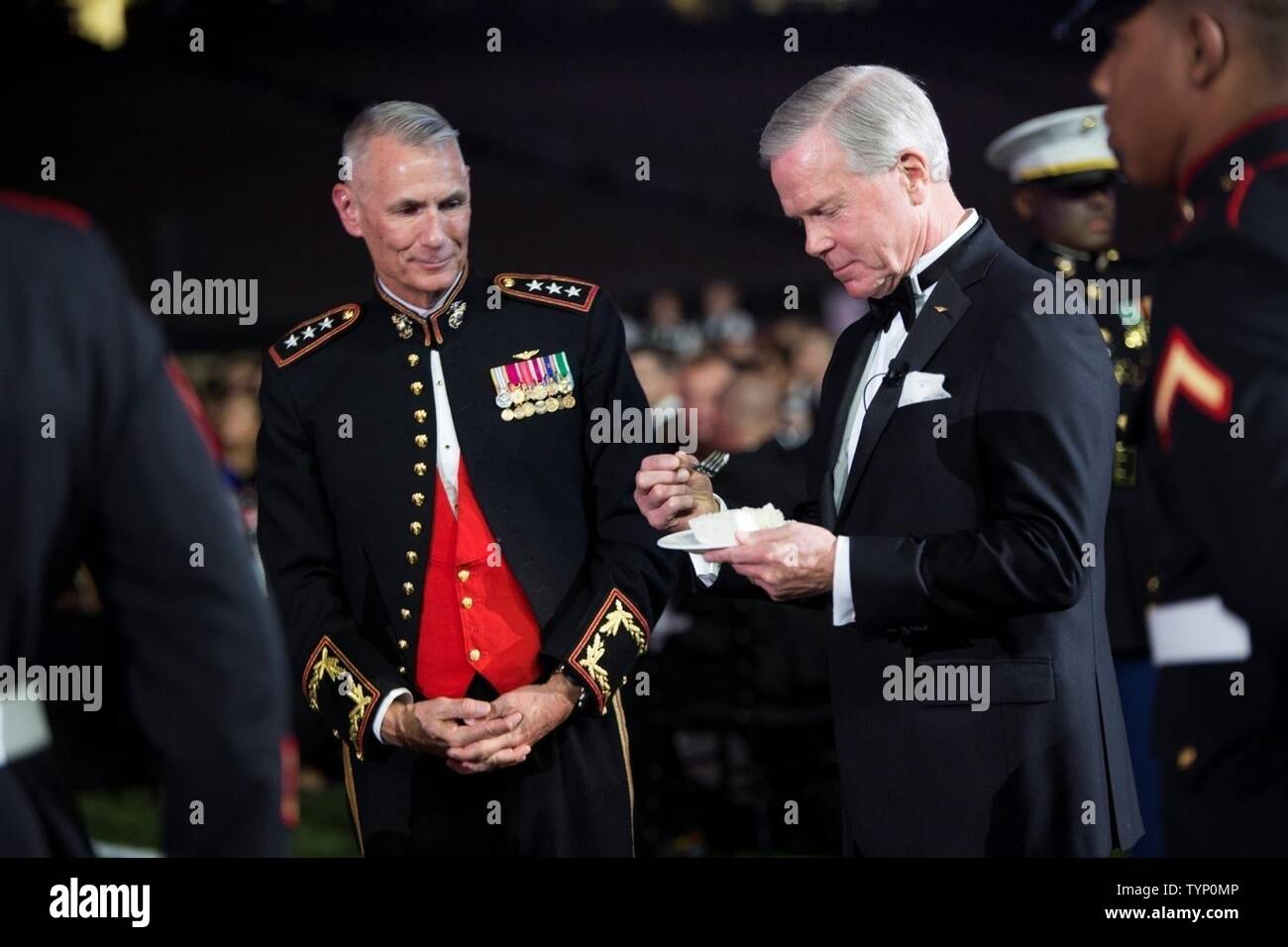 L'invité d'honneur, a pris sa retraite le général James F. Amos, 35e Commandant du Corps des Marines, est présentée la première tranche de gâteau au cours de la Réserve des Forces canadiennes Marine anniversaire boule à la Mercedes-Benz Superdome, 19 novembre 2016. Chaque année, un bal est organisé pour célébrer l'anniversaire du Corps et à se souvenir de marines qui ont fait le sacrifice ultime. Depuis sa création en 1775, le Marine Corps s'est battu et a gagné les batailles de notre nation. Banque D'Images