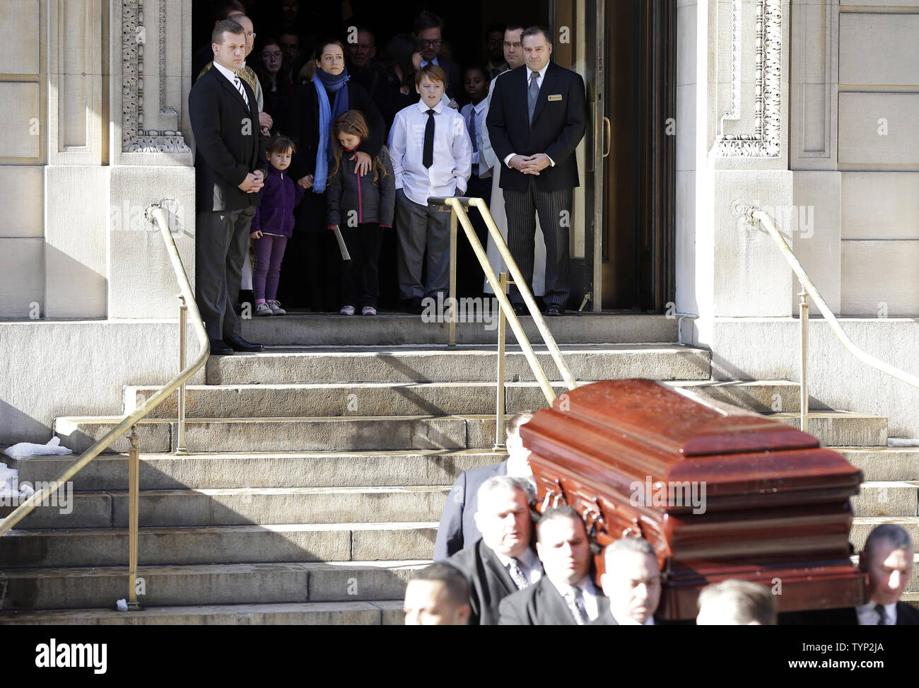 Mimi O'Donnell ainsi que leurs enfants Willa Hoffman, Tallulah Hoffman et  Cooper Hoffman regarder le cercueil de Philip Seymour Hoffman comme il est  porté dans l'église Saint-Ignace à corbillard sur l'Upper East