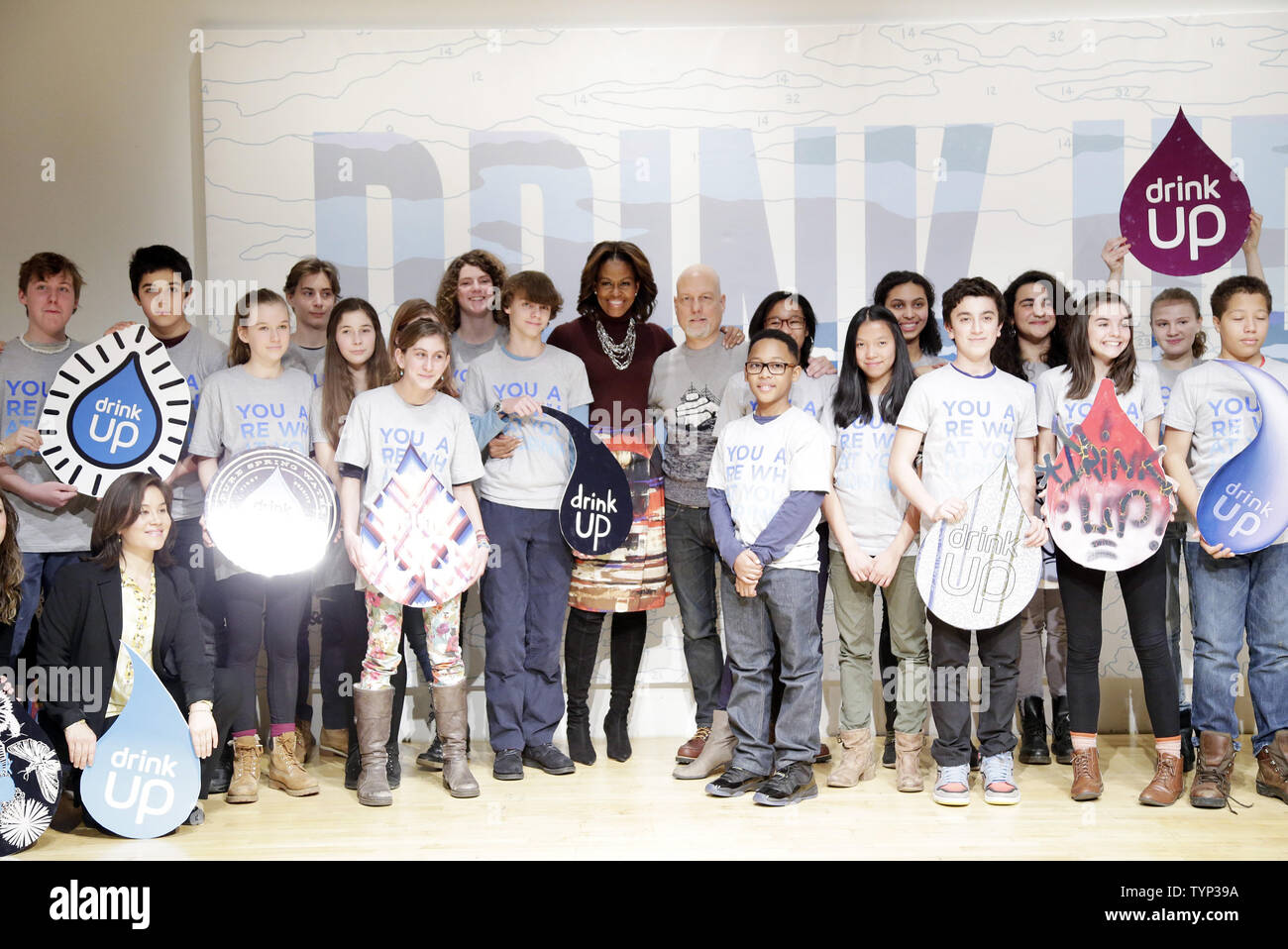 La Première Dame Michelle Obama se distingue avec l'artiste Trey Speegle le 8ème année enfants de petite école rouge et Elisabeth Irwin High School lorsqu'elle visite le nouveau musée's 'Taking Back the Streets pour exposition, parrainée par l'eau de l'eau être LLC's youth l'eau en bouteille marque WAT-AAH ! À l'appui du Partenariat pour la santé de l'America's 'Drink jusqu' à l'initiative de la ville de New York le 20 février 2014. UPI/John Angelillo Banque D'Images