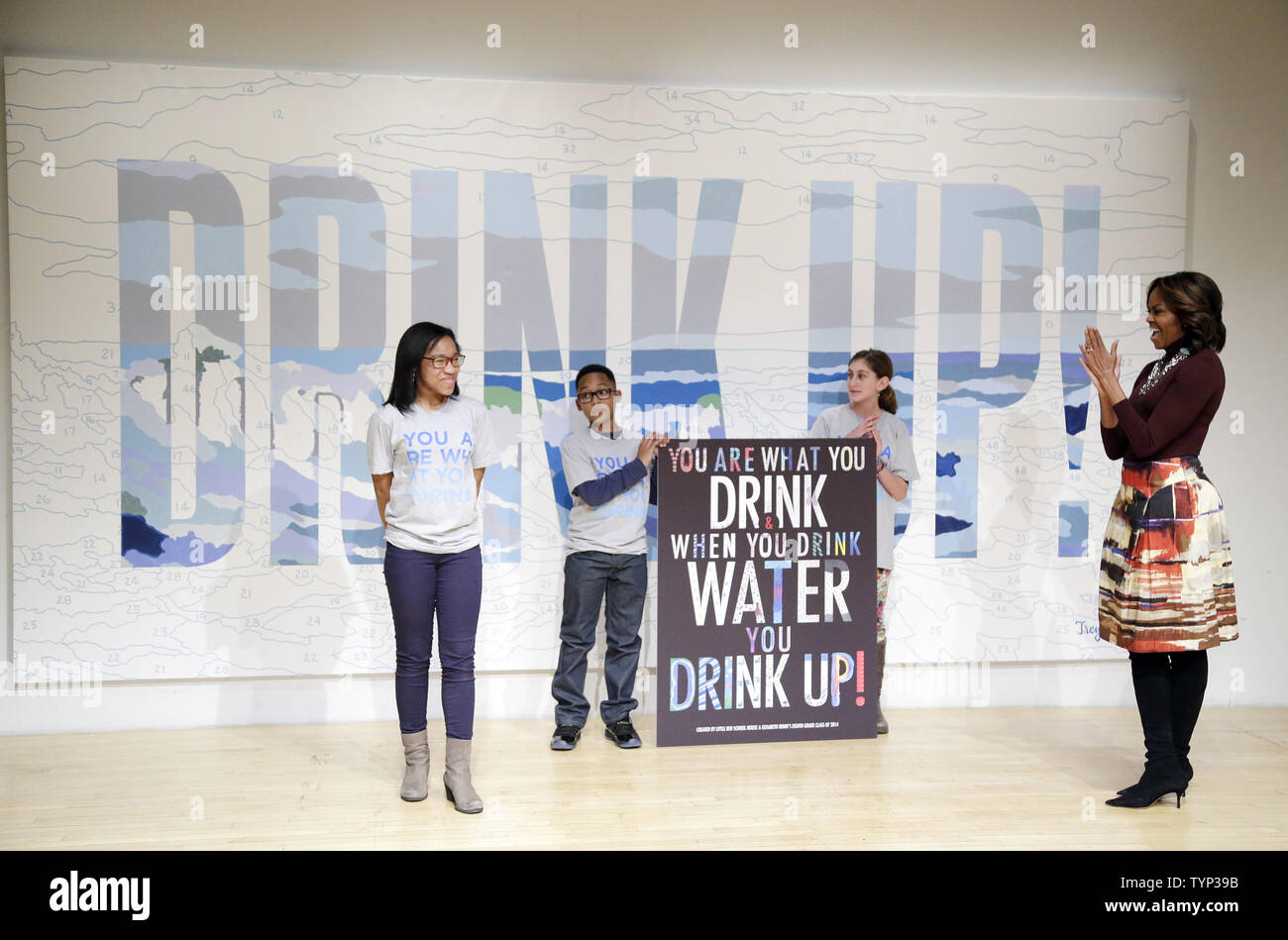 La Première Dame Michelle Obama réagit après un discours de Sophia Rose Stewart-Chapman de petite école rouge et Elisabeth Irwin High School lorsqu'elle visite le nouveau musée's 'Taking Back the Streets pour exposition, parrainée par l'eau de l'eau être LLC's youth l'eau en bouteille marque WAT-AAH ! À l'appui du Partenariat pour la santé de l'America's 'Drink jusqu' à l'initiative de la ville de New York le 20 février 2014. UPI/John Angelillo Banque D'Images