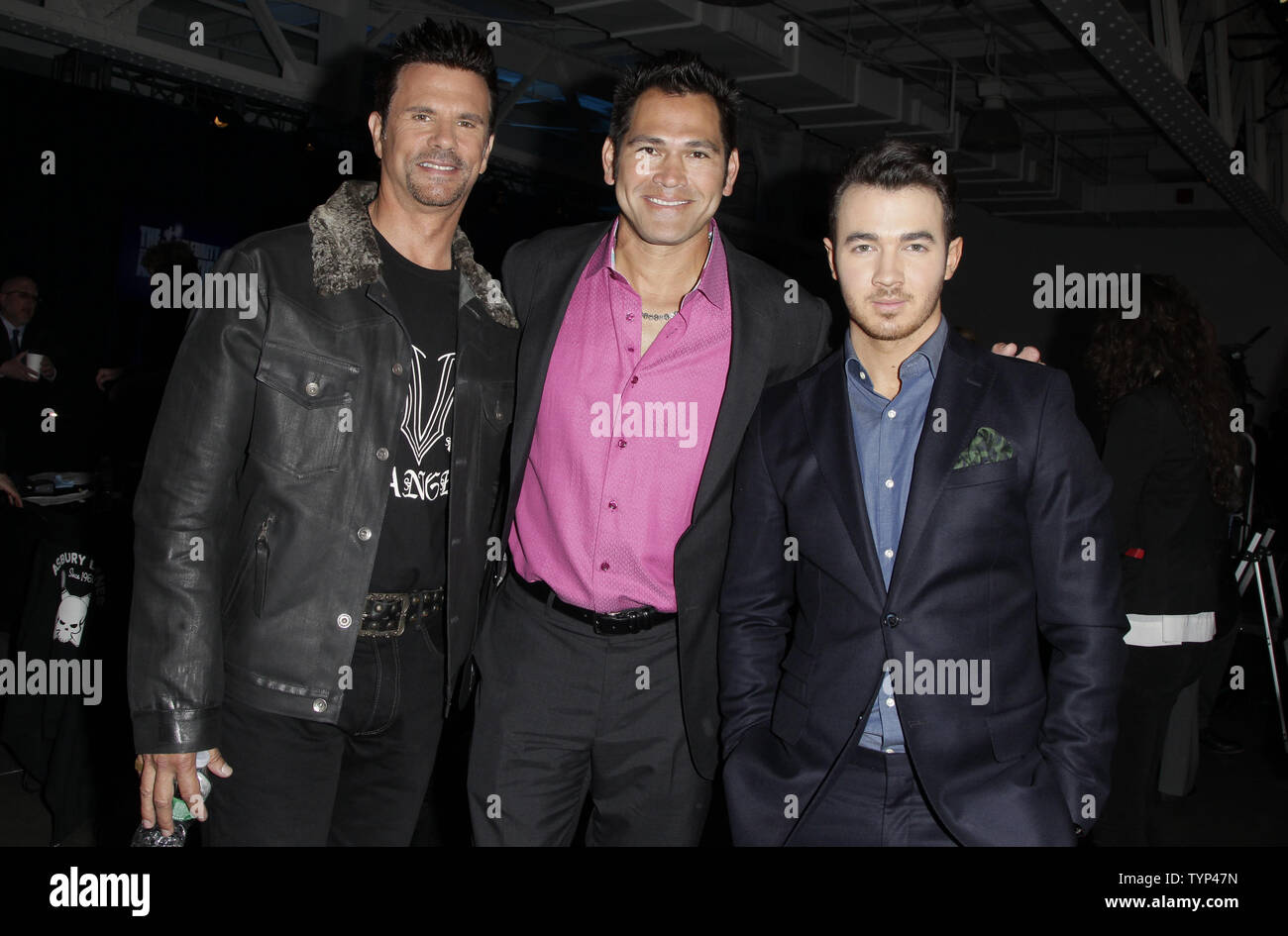 Lorenzo Lamas, Johnny Damon et Kevin Jonas arrivent sur le tapis rouge à la saison de Celebrity Apprentice 14 tapis rouge et conférence de presse à Chelsea Piers, à New York le 20 mars 2014. UPI/John Angelillo Banque D'Images