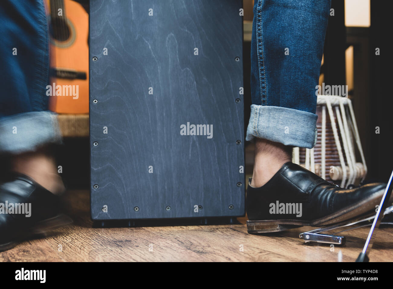 Homme en double moine jouant l'instrument péruvien de percussion Cajon,  populaire avec la musique de Flamenco en Espagne Photo Stock - Alamy