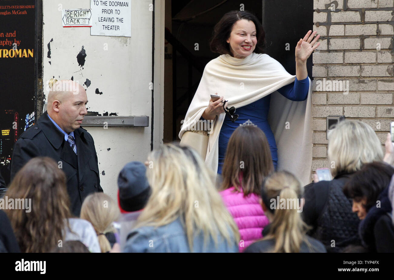 Fran Drescher vagues à l'extérieur du Roseland Ballroom quand Lady Gaga apparaît sur Late Show with David Letterman à New York City le 2 avril 2014. UPI/John Angelillo Banque D'Images