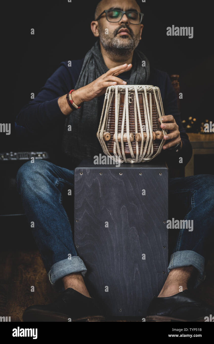 Les mains de l'homme jouant l'instrument à percussion Cajon. C'est un instrument de percussion d'origine péruvienne et gagne rapidement en popularité. Banque D'Images