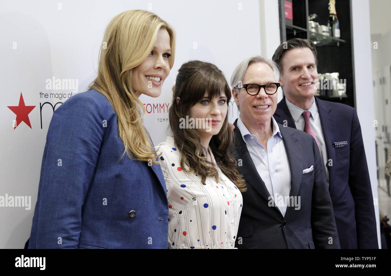 Mary Alice Stephenson, Zooey Deschanel, Tommy Hilfiger et président de Macy's Inc Jeff Gennette arrivent à la à Tommy, de Zooey lancer au Macy's Herald Square à New York City le 14 avril 2014. UPI/John Angelillo Banque D'Images