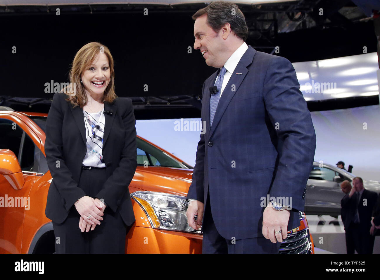 Mark Reuss, GM General Motors Vice-président exécutif de global product development et directeur général de l'entreprise Mary Barra, sourire sur scène à un événement de presse Chevrolet dans le cadre de la New York International Auto Show de New York City le 15 avril 2014. UPI/John Angelillo Banque D'Images