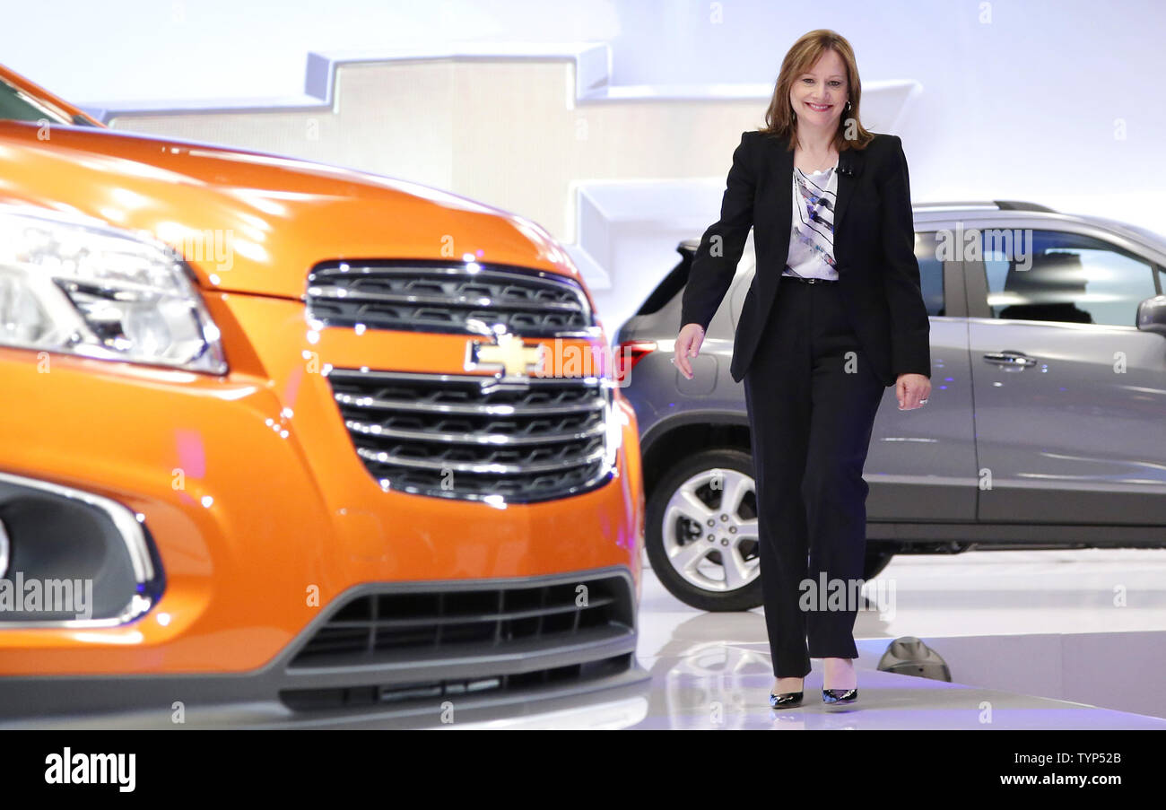 GM General Motors PDG de l'entreprise Mary Barra promenades sur la scène pour prendre la parole lors d'un événement de presse Chevrolet dans le cadre de la New York International Auto Show de New York City le 15 avril 2014. Barra est la première femme chef d'un grand constructeur automobile mondial. UPI/John Angelillo Banque D'Images