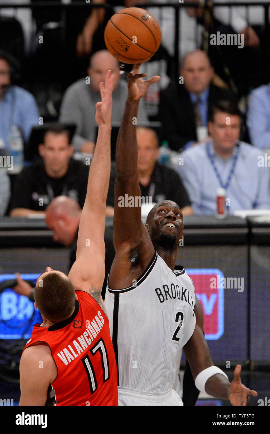 Filets de Brooklyn center Kevin Garnett (2) gagne l'ouverture tip off contre Toronto Raptors Jonas Valanciunas centre (17) au cours du premier trimestre dans le jeu 6 de la finale de conférence de l'Est au Barclays Center à New York le 2 mai 2014. UPI/Riche Kane Banque D'Images Filets de Brooklyn center Kevin Garnett (2) gagne l'ouverture tip off contre Toronto Raptors Jonas Valanciunas centre (17) au cours du premier trimestre dans le jeu 6 de la finale de conférence de l'Est au Barclays Center à New York le 2 mai 2014. UPI/Riche Kane Banque D'Images