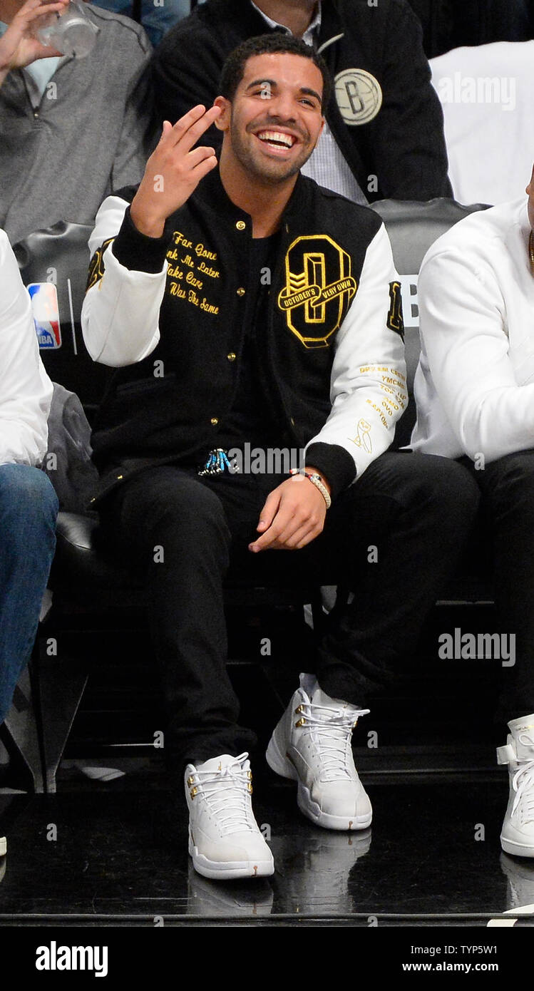 L'artiste d'enregistrement Drake réagit à l'intérieur dans le deuxième trimestre de jeu 6 de la finale de conférence de l'Est au Barclays Center à New York le 2 mai 2014. UPI/Riche Kane Banque D'Images L'artiste d'enregistrement Drake réagit à l'intérieur dans le deuxième trimestre de jeu 6 de la finale de conférence de l'Est au Barclays Center à New York le 2 mai 2014. UPI/Riche Kane Banque D'Images
