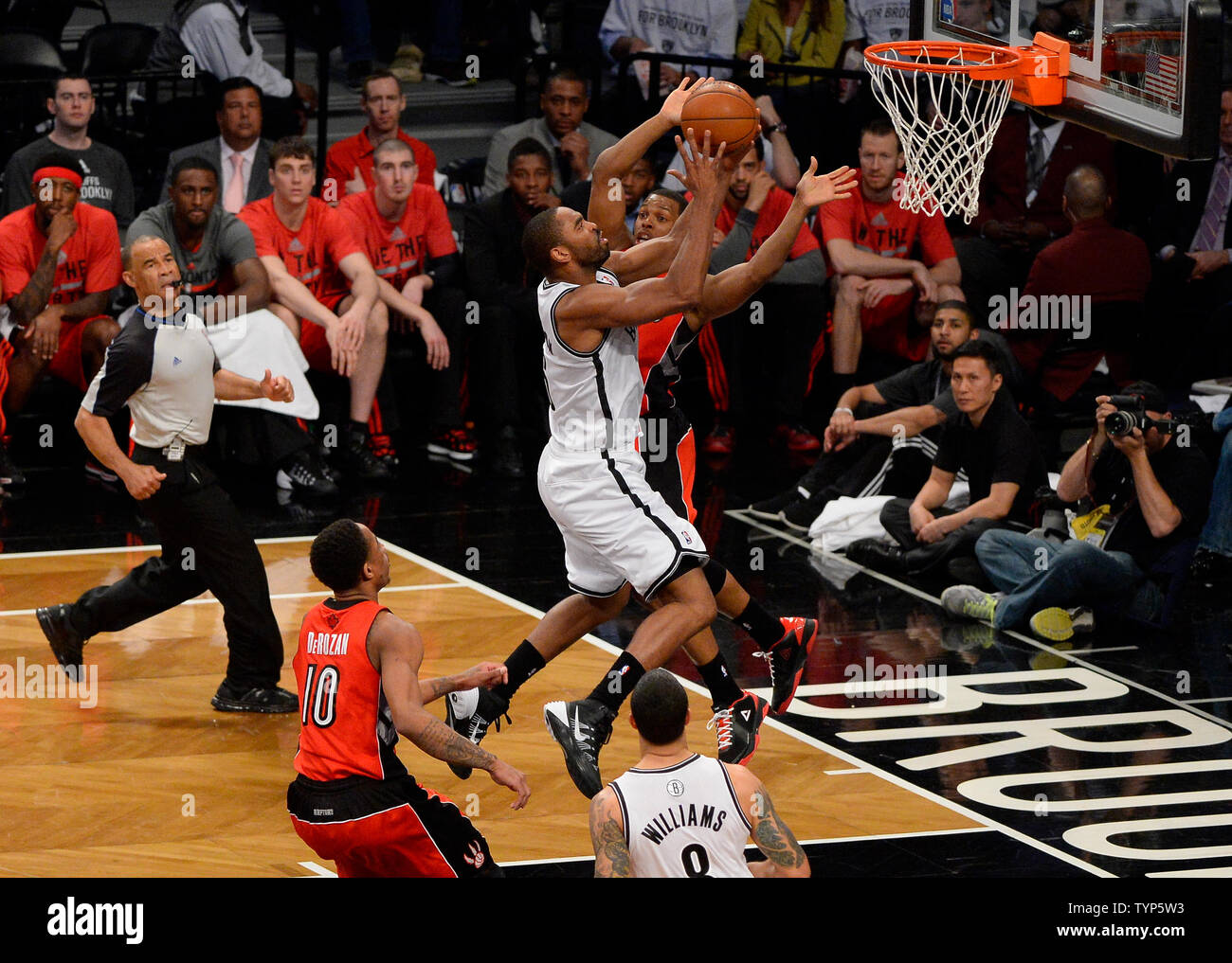 Brooklyn Nets avant Alan Anderson (6) entraîne le panier dans le troisième trimestre contre les Toronto Raptors dans le jeu 6 de la finale de conférence de l'Est au Barclays Center à New York le 2 mai 2014. Les filets défait les Raptors 97-83 pour attacher la série 3-3 UPI/Riche Kane Banque D'Images Brooklyn Nets avant Alan Anderson (6) entraîne le panier dans le troisième trimestre contre les Toronto Raptors dans le jeu 6 de la finale de conférence de l'Est au Barclays Center à New York le 2 mai 2014. Les filets défait les Raptors 97-83 pour attacher la série 3-3 UPI/Riche Kane Banque D'Images
