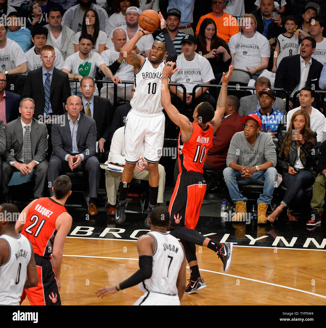 Filets de Brooklyn guard Marcus Thornton (10) tire sur Toronto Raptors DeRozan Demar guard (10) dans le deuxième trimestre dans le jeu 6 de la finale de conférence de l'Est au Barclays Center à New York le 2 mai 2014. UPI/Riche Kane Banque D'Images Filets de Brooklyn guard Marcus Thornton (10) tire sur Toronto Raptors DeRozan Demar guard (10) dans le deuxième trimestre dans le jeu 6 de la finale de conférence de l'Est au Barclays Center à New York le 2 mai 2014. UPI/Riche Kane Banque D'Images