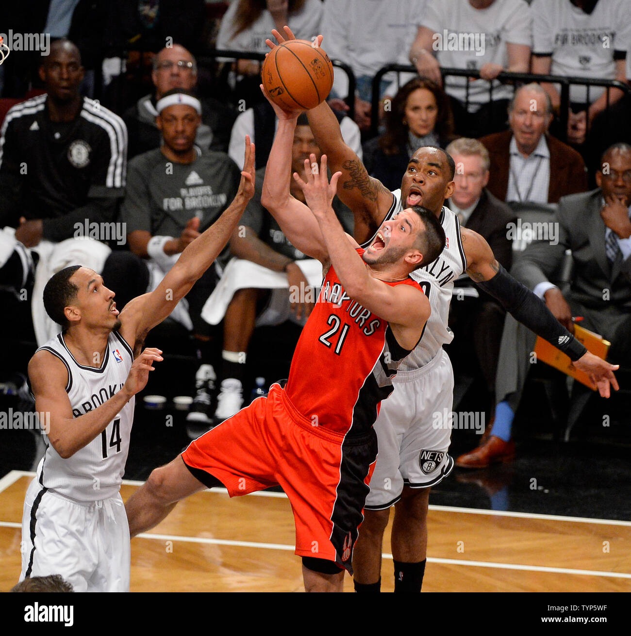 Toronto Raptors guard Greivis Vasquez (21) shoots entre Brooklyn Nets guard Marcus Thornton (10) et des filets guard Shaun Livingston (14) au quatrième trimestre dans le jeu 6 de la finale de conférence de l'Est au Barclays Center à New York le 2 mai 2014. Les filets défait les Raptors 97-83 pour attacher la série 3-3 UPI/Riche Kane Banque D'Images Toronto Raptors guard Greivis Vasquez (21) shoots entre Brooklyn Nets guard Marcus Thornton (10) et des filets guard Shaun Livingston (14) au quatrième trimestre dans le jeu 6 de la finale de conférence de l'Est au Barclays Center à New York le 2 mai 2014. Les filets défait les Raptors 97-83 pour attacher la série 3-3 UPI/Riche Kane Banque D'Images